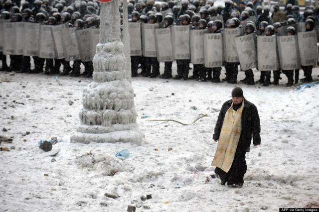 În Ucraina, Guvernul amenință cu interzicerea rugăciunilor în cadrul protestelor
