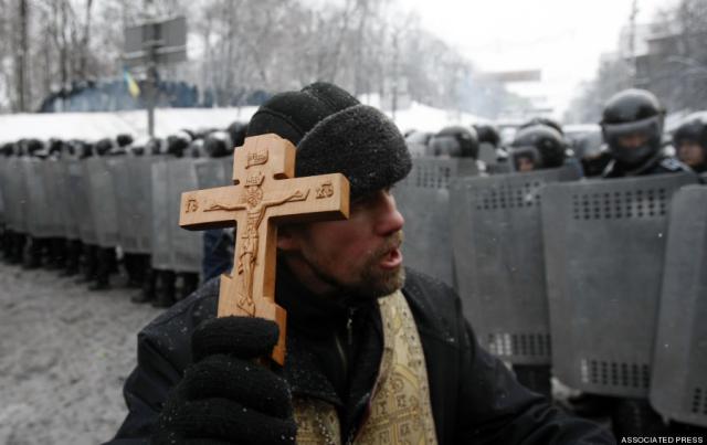 În Ucraina, Guvernul amenință cu interzicerea rugăciunilor în cadrul protestelor