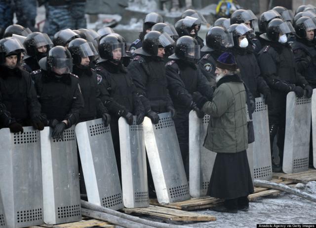 În Ucraina, Guvernul amenință cu interzicerea rugăciunilor în cadrul protestelor