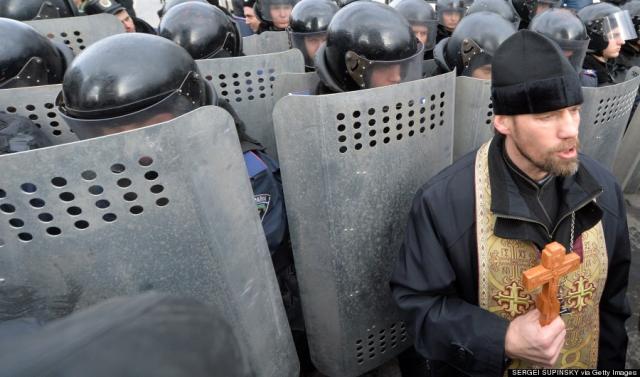 În Ucraina, Guvernul amenință cu interzicerea rugăciunilor în cadrul protestelor