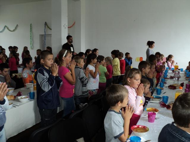 Proiectul misionar „Tabăra din pridvorul satului” pentru copiii săraci
