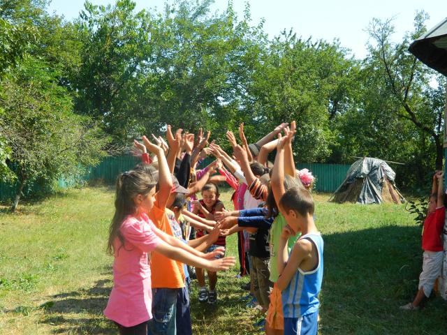 Proiectul misionar „Tabăra din pridvorul satului” pentru copiii săraci