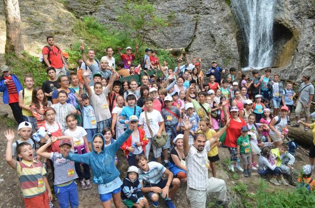 Peste 1100 de copii şi tineri au participat la Tabăra de vară „Floare de colţ” - Durău în 2013