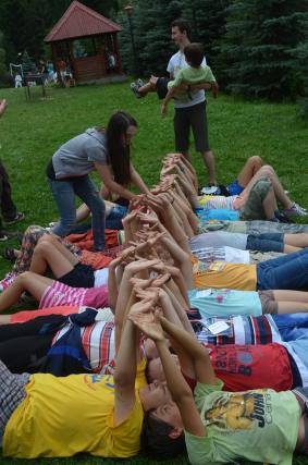 Peste 1100 de copii şi tineri au participat la Tabăra de vară „Floare de colţ” - Durău în 2013