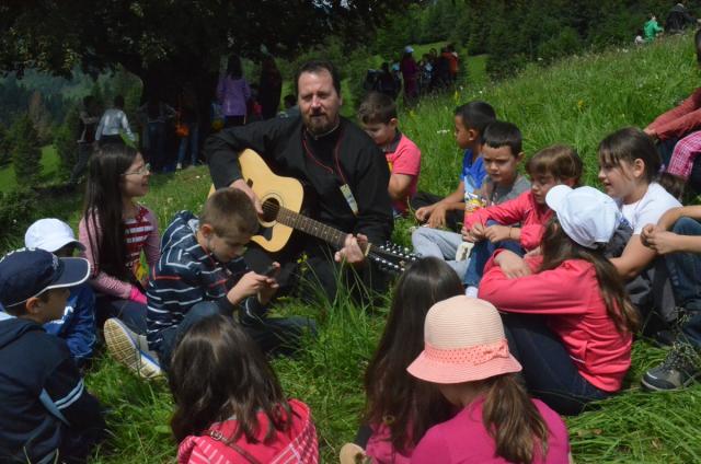 Peste 1100 de copii şi tineri au participat la Tabăra de vară „Floare de colţ” - Durău în 2013