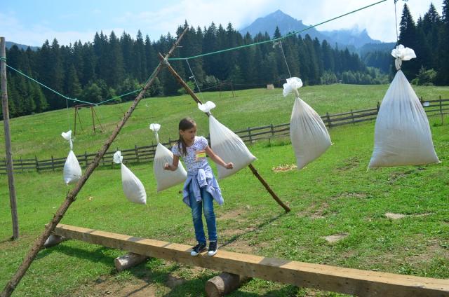 Peste 1100 de copii şi tineri au participat la Tabăra de vară „Floare de colţ” - Durău în 2013