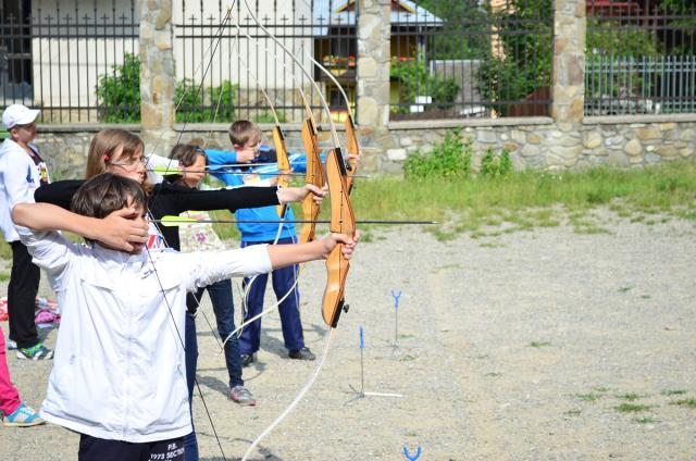 Peste 1100 de copii şi tineri au participat la Tabăra de vară „Floare de colţ” - Durău în 2013