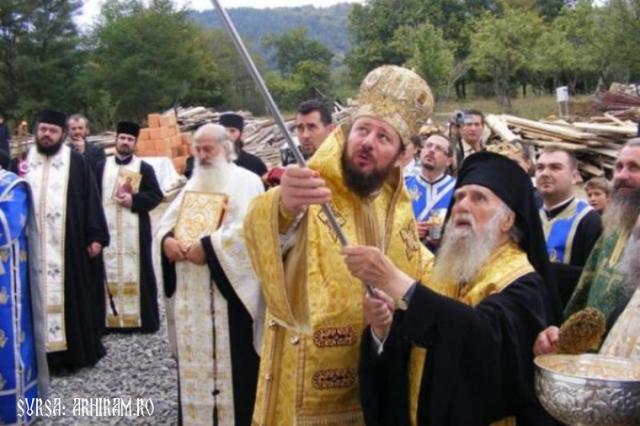 Mănăstirea Sfinţilor Trei Ierarhi din Ţara Loviştei