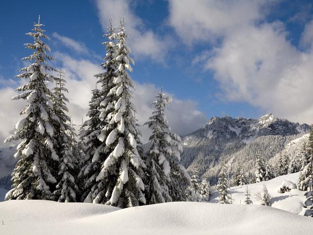 Salvamontiștii vâlceni le recomandă turiștilor să evite traseele montane în această perioadă