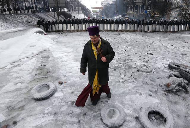 Imagini cum preoții iau un rol activ în protestele din Ucraina