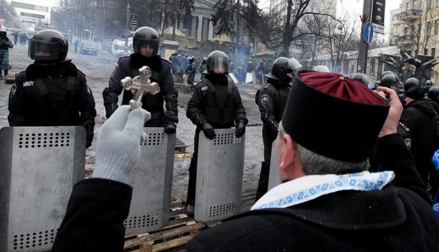 Imagini cum preoții iau un rol activ în protestele din Ucraina