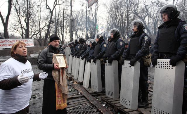 Imagini cum preoții iau un rol activ în protestele din Ucraina