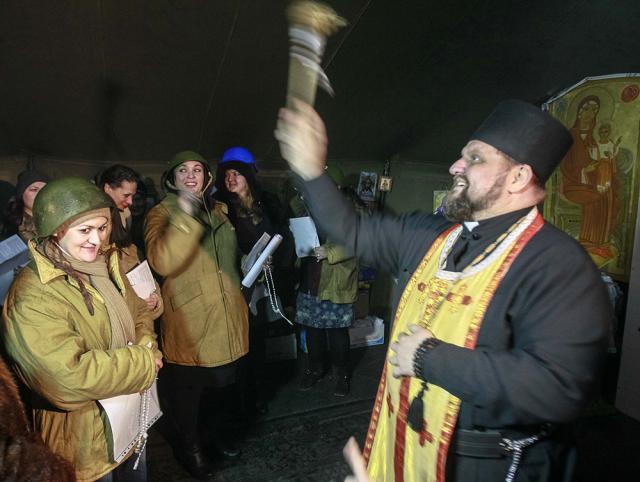Imagini cum preoții iau un rol activ în protestele din Ucraina