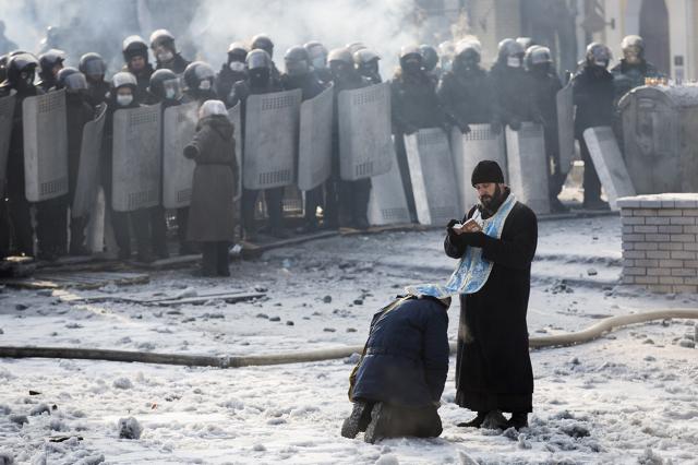 Imagini cum preoții iau un rol activ în protestele din Ucraina