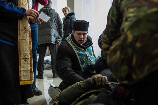 Imagini cum preoții iau un rol activ în protestele din Ucraina