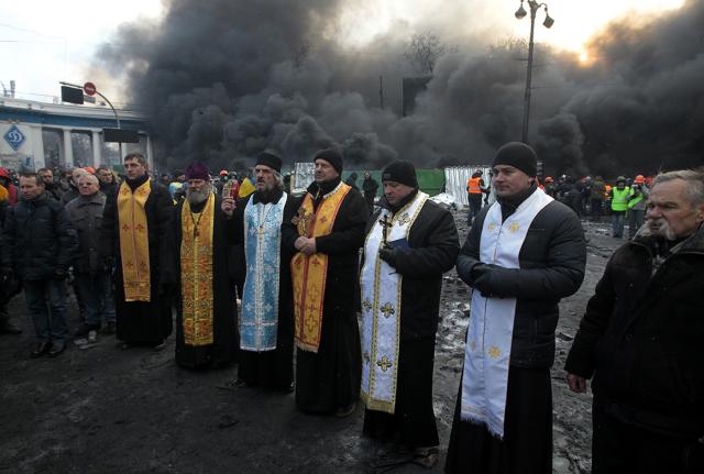 Imagini cum preoții iau un rol activ în protestele din Ucraina