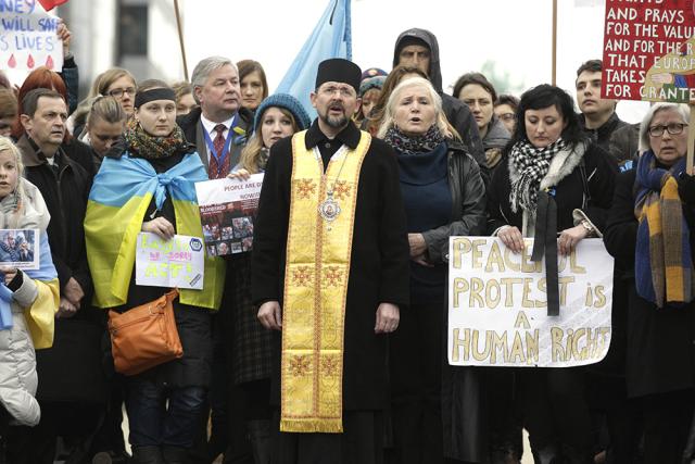 Imagini cum preoții iau un rol activ în protestele din Ucraina