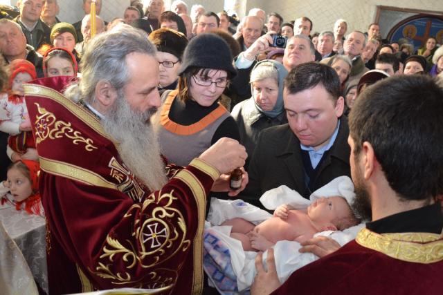 IPS Mitropolit Teofan a oficiat slujba Botezului pentru cel de-al patrulea copil al parohului din Frenciugi