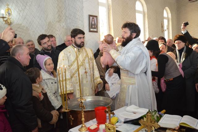 IPS Mitropolit Teofan a oficiat slujba Botezului pentru cel de-al patrulea copil al parohului din Frenciugi