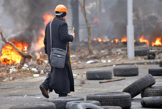 Imagini cum preoții iau un rol activ în protestele din Ucraina