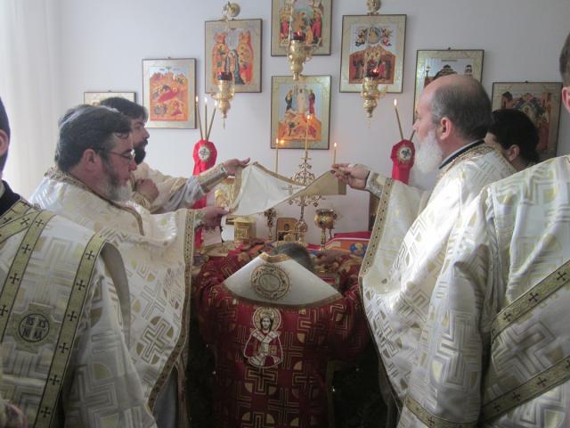 Slujbă arhierească într-o fostă locuinţă
