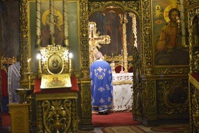 De ce se deschid ușile Altarului și dvera la începutul Sfintei Liturghii?