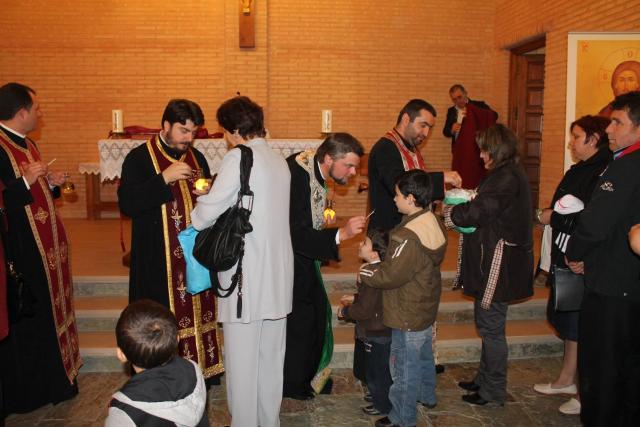 Taina Sfântului Maslu, săvârşită în sobor de şapte preoţi la Villarrobledo