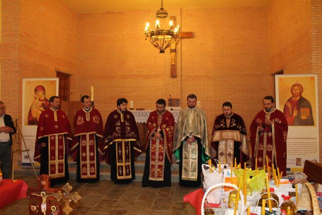 Taina Sfântului Maslu, săvârşită în sobor de şapte preoţi la Villarrobledo