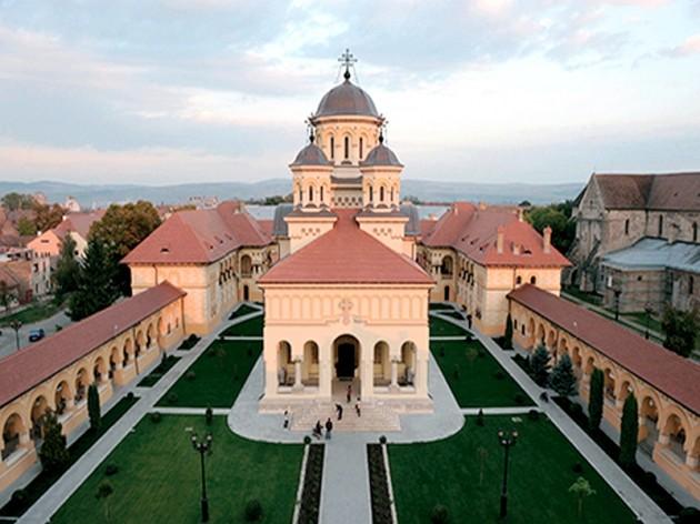 Slujire arhierească la Catedrala Reîntregirii din Alba Iulia