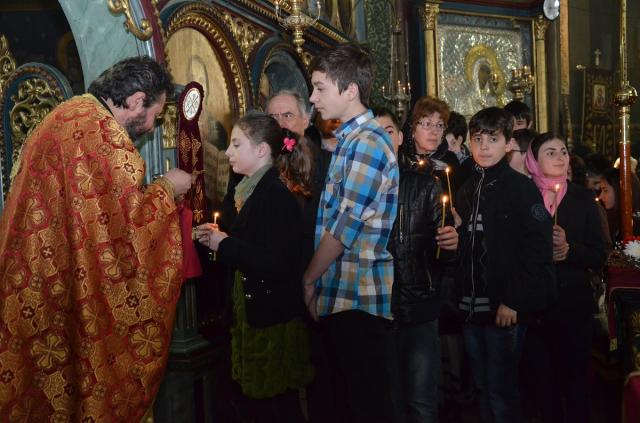 72 de elevi au dat răspunsurile liturgice la Biserica „Sfântul Nicolae“ din Câmpulung Moldovenesc