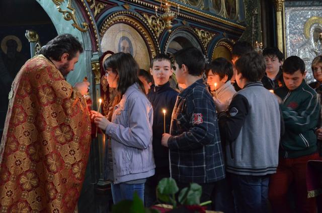 72 de elevi au dat răspunsurile liturgice la Biserica „Sfântul Nicolae“ din Câmpulung Moldovenesc