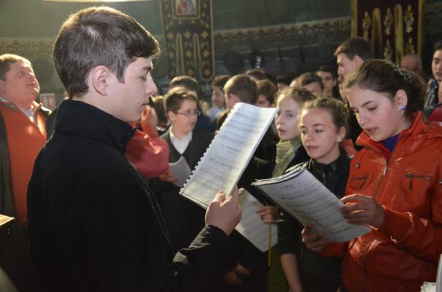 72 de elevi au dat răspunsurile liturgice la Biserica „Sfântul Nicolae“ din Câmpulung Moldovenesc