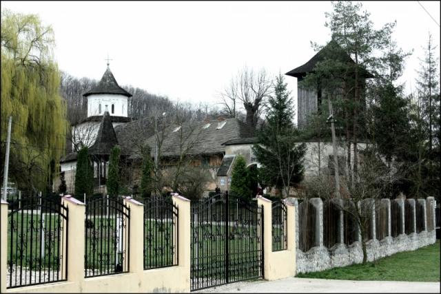 Hram la cea mai veche mănăstire din Ţara Românească