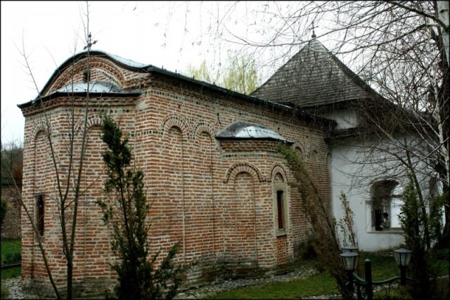 Hram la cea mai veche mănăstire din Ţara Românească