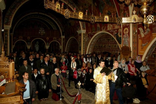 Hram la cea mai veche mănăstire din Ţara Românească