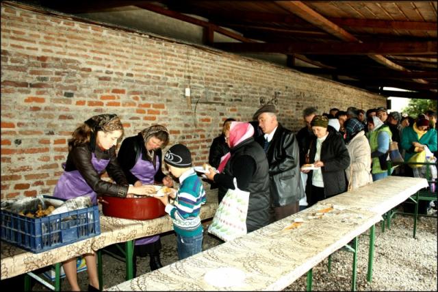 Hram la cea mai veche mănăstire din Ţara Românească