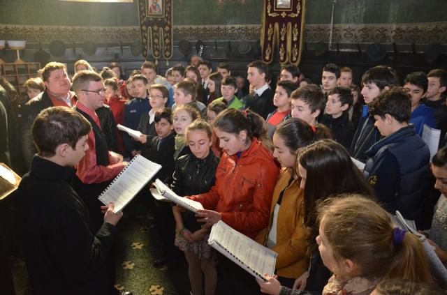 72 de elevi au dat răspunsurile liturgice la Biserica „Sfântul Nicolae“ din Câmpulung Moldovenesc