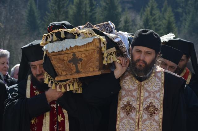 Părintele Zenovie Ghidescu a primit „sărutarea cea mai de pe urmă“
