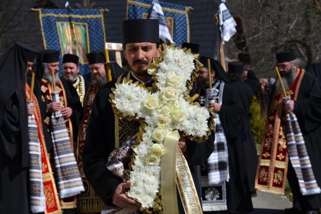 Părintele Zenovie Ghidescu a primit „sărutarea cea mai de pe urmă“