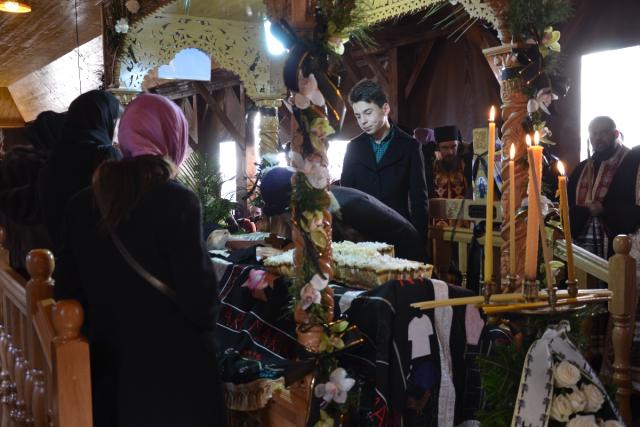 Părintele Zenovie Ghidescu a primit „sărutarea cea mai de pe urmă“
