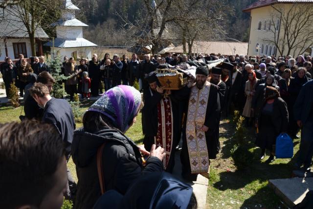 Părintele Zenovie Ghidescu a primit „sărutarea cea mai de pe urmă“