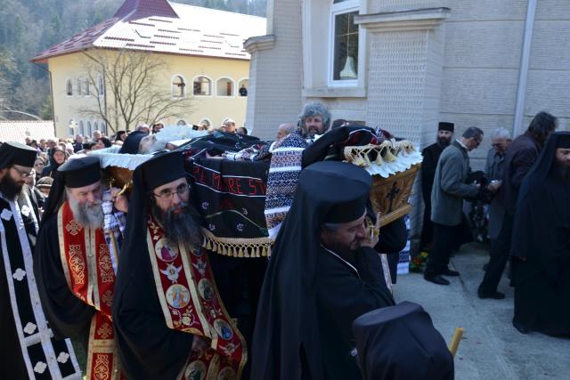 Părintele Zenovie Ghidescu a primit „sărutarea cea mai de pe urmă“