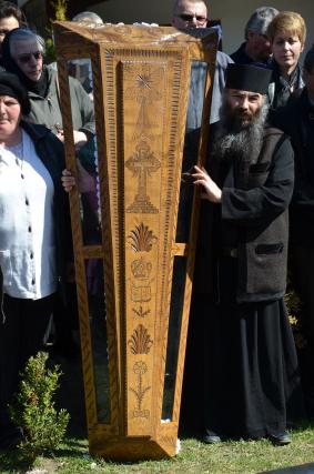 Părintele Zenovie Ghidescu a primit „sărutarea cea mai de pe urmă“