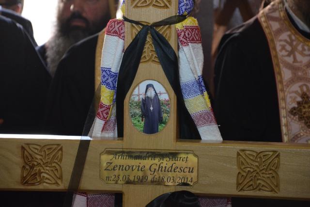 Părintele Zenovie Ghidescu a primit „sărutarea cea mai de pe urmă“