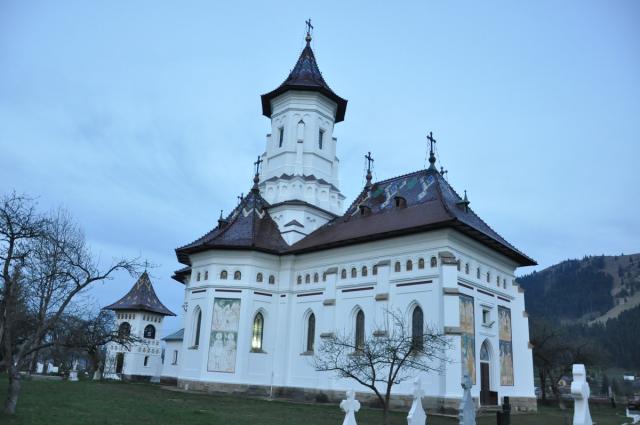 „Sfinţii alcătuiesc coroana de aur a Bisericii noastre“