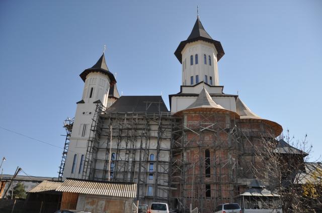 Liturghie arhierească la hramul catedralei din Fălticeni