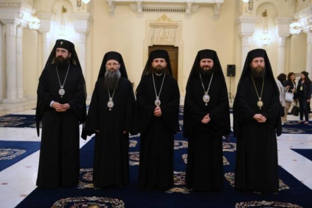 Nouă ierarhi români din diaspora decoraţi la Cotroceni