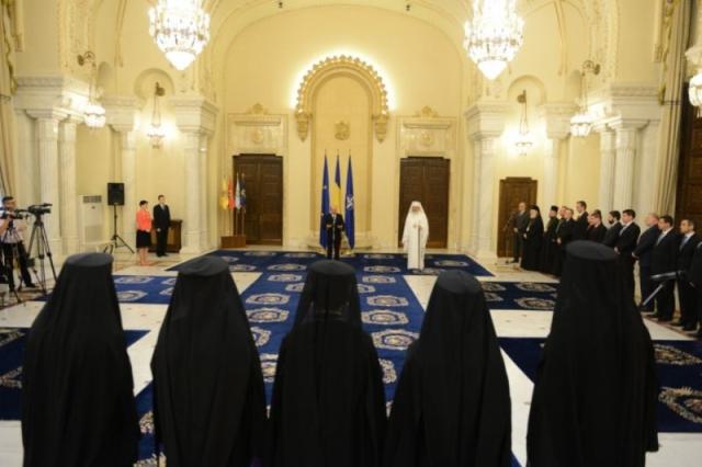 Nouă ierarhi români din diaspora decoraţi la Cotroceni
