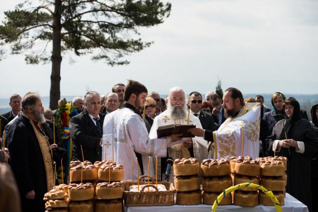 Comemorarea martirilor de la Fântâna Albă: „Fără aceste momente de demnitate naţională, noi nu existăm“