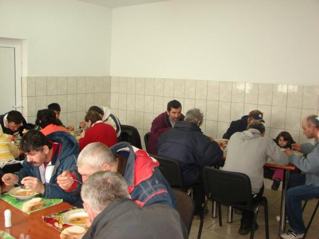 Masă de Paşti pentru persoanele fără adăpost din Alba Iulia